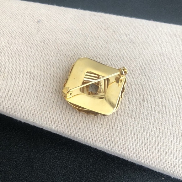 Vintage Gold Tone Brooch - Picture 2 of 3